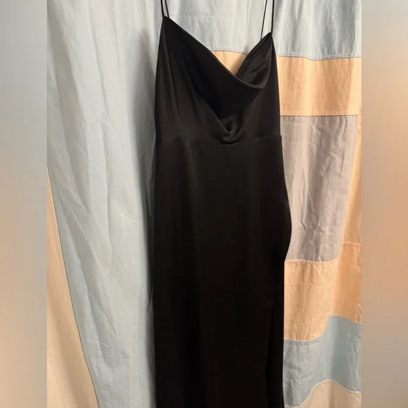 Fame and Partners Black Gown - Picture 6 of 9